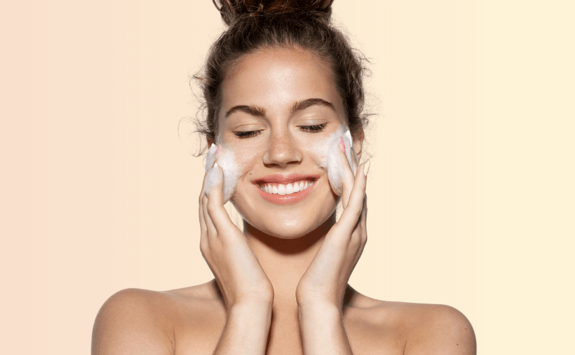 Oczyszczanie twarzy i demakijaż krok po kroku  || Dowiedz się, czy wykonujesz je poprawnie i poznaj ranking najlepszych produktów by MINTI!