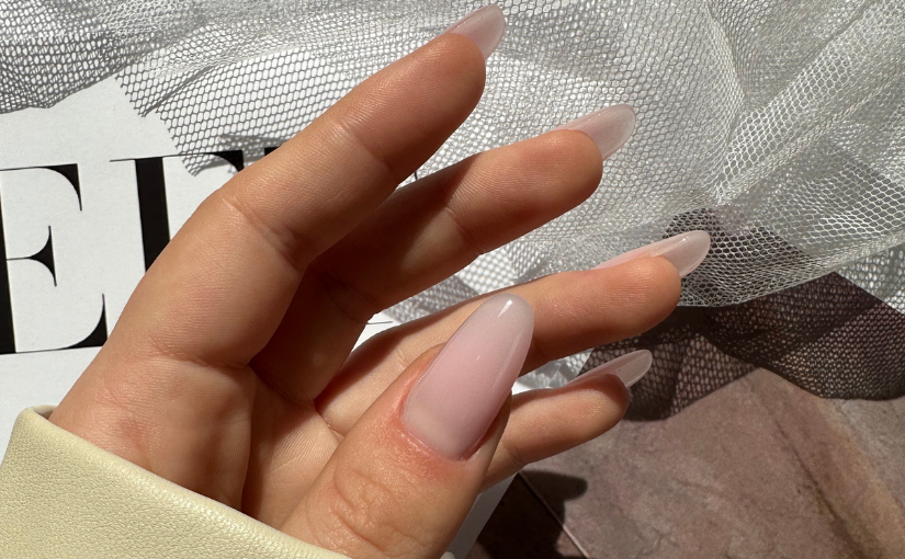 Fairy Nails, a może Naked Glitter nails? || Trendy w manicure na 2023, które musisz poznać!