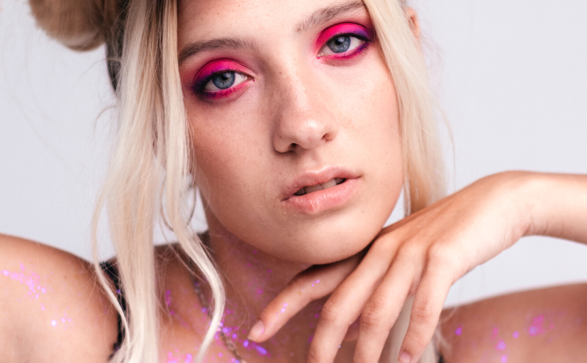 Szukasz inspiracji na makijaż festiwalowy? || Poznaj najmodniejszy make up na wakacyjne imprezy w sezonie 2023!