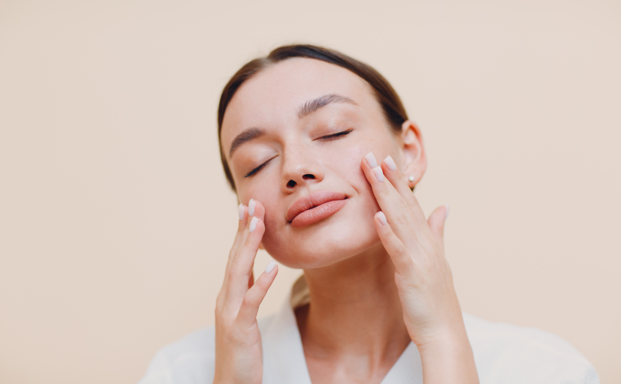 Najlepszy olejek do demakijażu || ranking produktów ułatwiających zmywanie makijażu