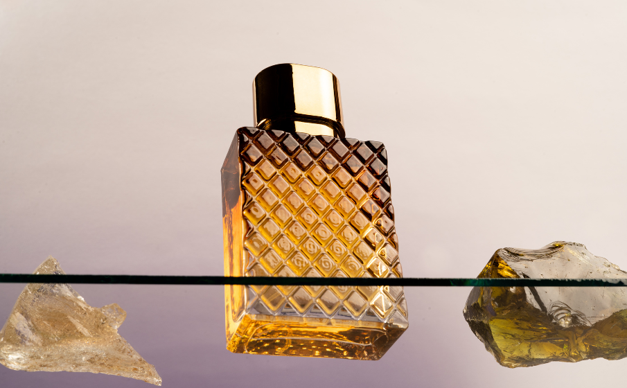 Jak pachnie oud? Orientalny zapach, który robi furorę w perfumach premium ||