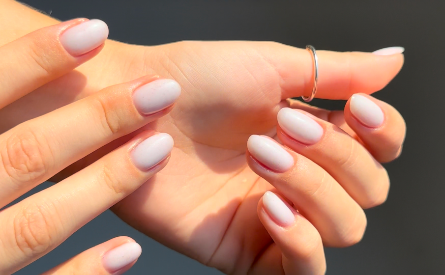 Paznokcie na luty 2026 w kolorze roku Cloud Dancer || zobacz inspiracje
