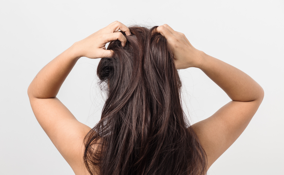 Sucha skóra głowy i swędzenie || co robić?