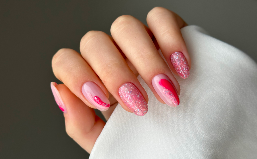 Glass Nails i Moody Luxe, czyli paznokcie na marzec 2026. Modne propozycje by Minti ||